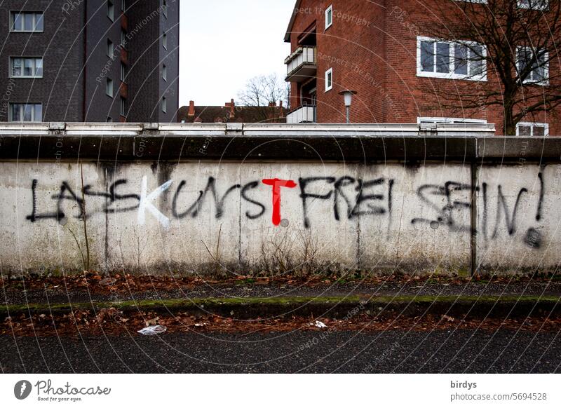 Lasst Kunst frei sein, Graffiti - Schrift auf einer Betonmauer Kunstfreiheit Schriftzeichen Kreativität Mauer Häuser Kultur kunstschaffende