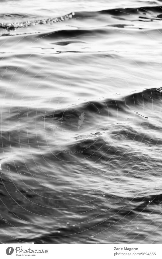 Schwarz und weiß Meer Welle Textur Hintergrund Wasser MEER Schwarzweißfoto winken Natur Wellen schwarz Strand Wellenschlag Meerwasser Wasseroberfläche ozeanisch