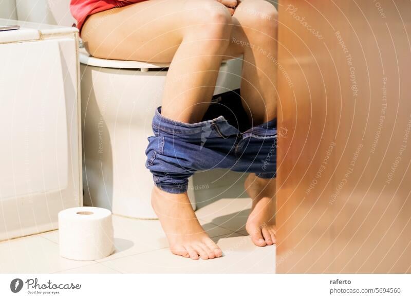 Ausgeschnittenes Bild einer Frau, die auf die Toilette scheißt und dabei das Mobiltelefon konsultiert abgeschnitten Person Telefon Privilegien Mobile Bad