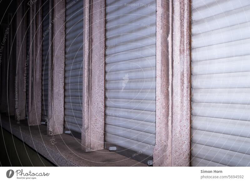 Fensterreihe mit geschlossenen Rollläden Reihe verrammelt Rollo Rollladen Lamellen Strukturen & Formen Sichtschutz grau Linien nebeneinander Muster Fassade