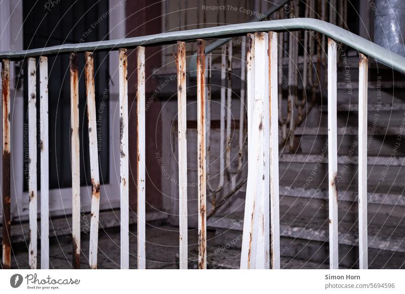 Treppengeländer mit Rost und Schattenwurf Geländer rosten alt Metall Verfall Eisen Detailaufnahme ungewiss aufwärts verlassen düster Gebäude Stufen