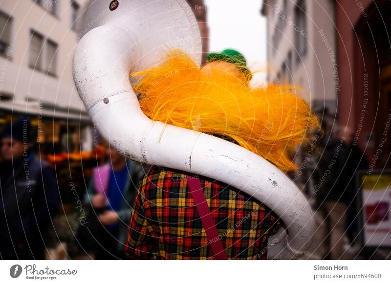 Clown mit überdimensioniertem Blasinstrument an Fasching Innenstadt Menschenmenge Tuba Trompete lustig Gesellschaft bunt Karneval Verkleidung Feste & Feiern
