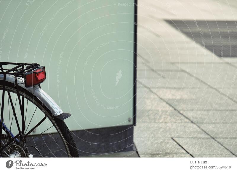 Hinterrad eines Fahrrads, rotes Rücklicht trist alt Stadt parken Fahrradreifen Nahaufnahme Detailaufnahme Mobilität Reifen Rad Verkehrsmittel Fahrradfahren Tag