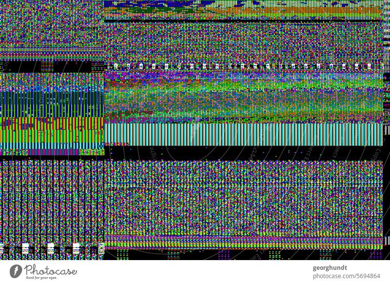 Falsch gerechnetes Foto, mit farbigen, verpixelten Streifen. Zahlreiche vertikale Streifen mit RBG-Mustern. Störung Fehler Pixel Raster verschoben falsch