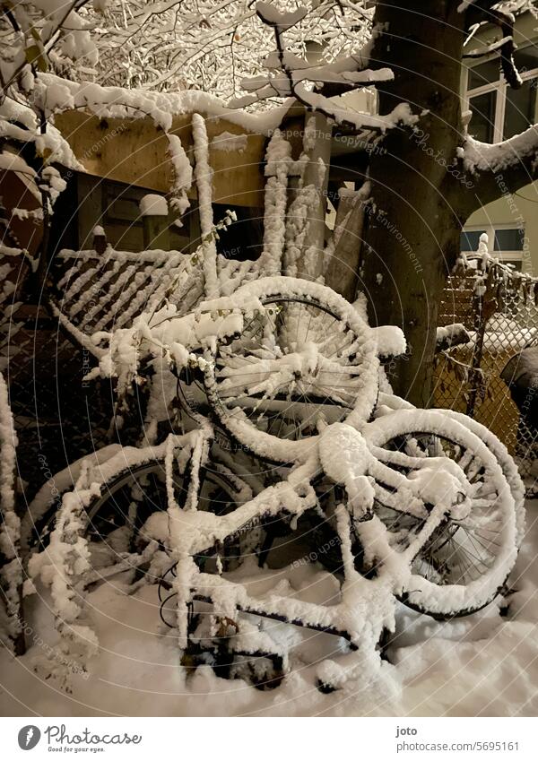 Schneebedeckte gestapelte Fahrräder Linien und Formen Winter Januar Februar März Frost Spuren Strukturen & Formen Kontrast Kontrastreich eisig eisige Kälte