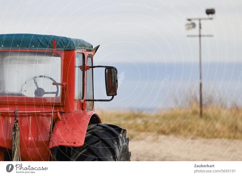 Roter Traktor mit Ausblick am Strand an der Ostsee Trecker Schlepper rot stimmungsvoll Bauer Landwirt Protest Ende ausweg ausweglos nostalgisch alt Fahrzeug