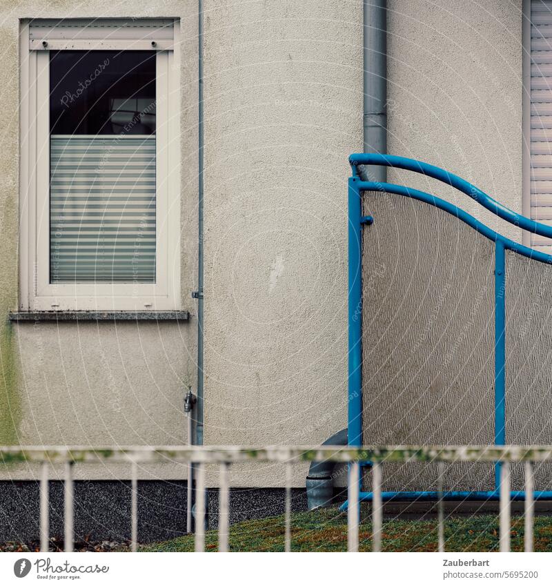 Detail einer Fassade mit Balkon, Neubau, Stahlrohre in Blau und Putz, Fenster blau Wohnen graphisch abstrakt Abstraktion Schwung Geländer Zaun Stillleben
