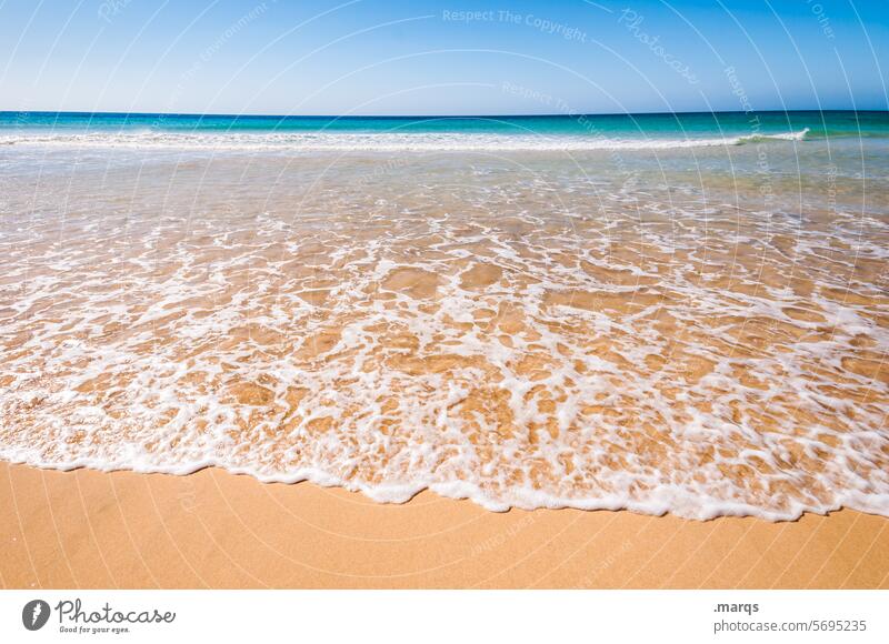 Strand Meer Wellen Freiheit Tourismus Sommerurlaub Wolkenloser Himmel Schönes Wetter Sand Erholung Horizont Natur Ferne Ferien & Urlaub & Reisen