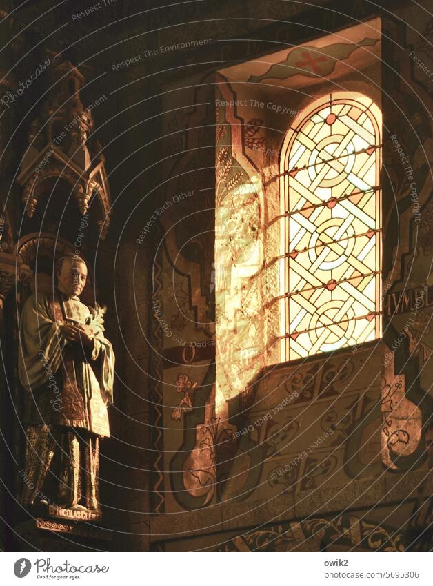 Standbild Heiligenfigur Kirche Innenraum Altarraum Chorraum Kirchenfenster Statue Glaube & Religion Tradition Geschichte Überlieferung Vorbild heilig Erinnerung