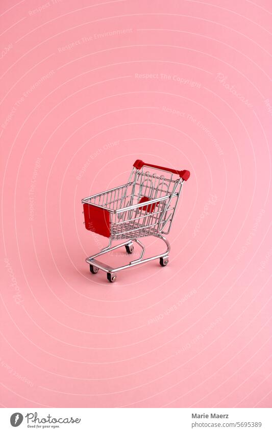 Leerer Einkaufswagen vor rosa Hintergrund Business kaufen Konsumverhalten Textfreiraum leer Lebensmittel Bild Online-Shopping Einzelhandel Sale Stillleben