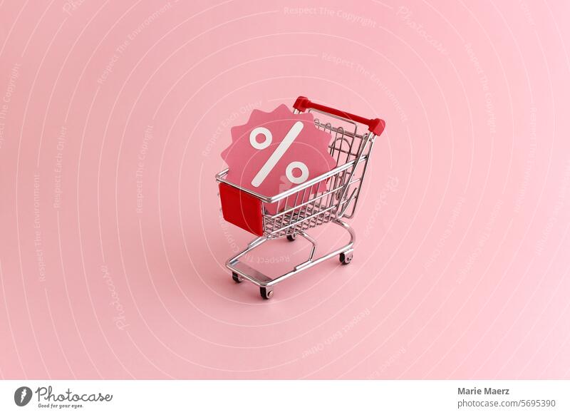 Einkaufswagen mit Sale Schild einkaufen Schlussverkauf Preisschild reduziert Prozentzeichen Angebot Aktion Preise Handel Einzelhandel Supermarkt