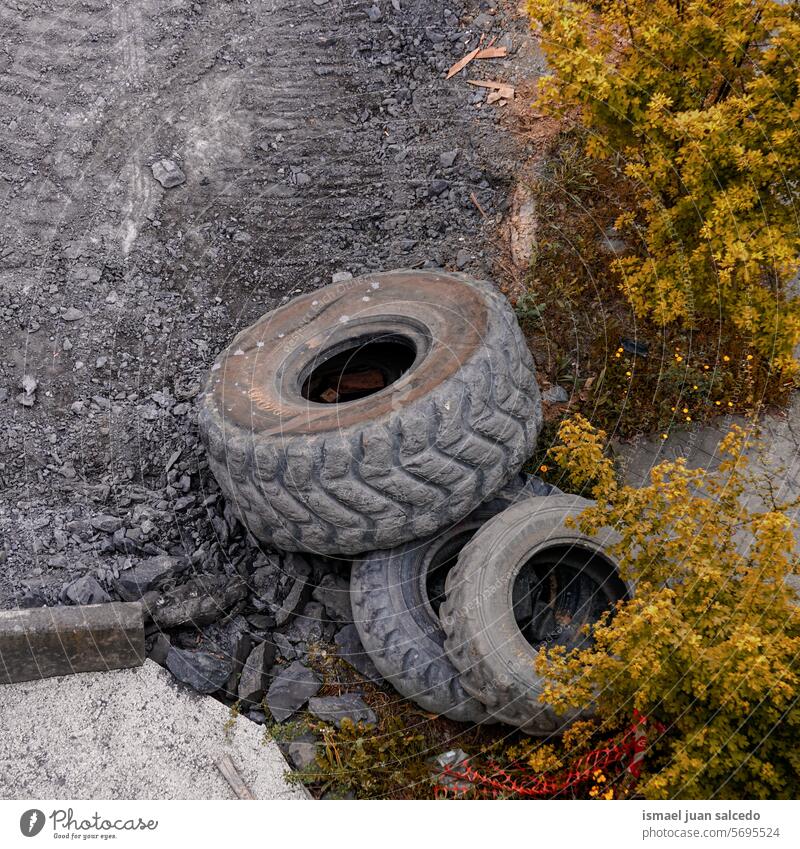 alte Reifen, die auf der Straße liegen Verlassen verlassener Ort Menschenleer Ruine Verlorener Ort gebrochen
