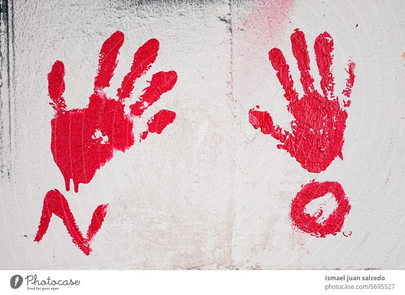 rote Hände an die Wand gemalt Hand Farbe rote Farbe Fassade Außenaufnahme Kunst Farbfoto Kreativität Design Malerei Straßenkunst Wandmalereien