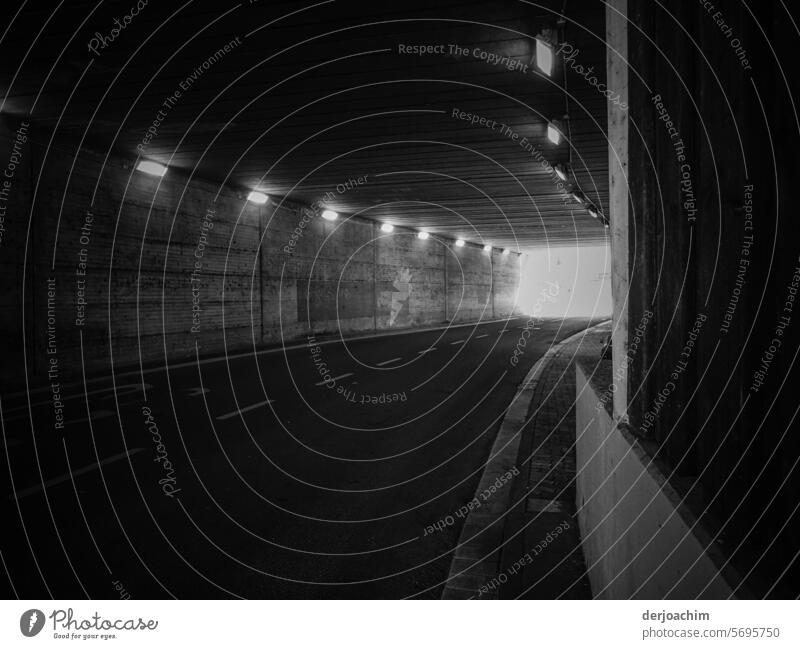 Licht am Ende des Tunnel Tunnelende unterirdisch Straße Beleuchtung Tunnelblick Symmetrie Durchgang Kunstlicht Neonlicht Untergrund Architektur Wege & Pfade