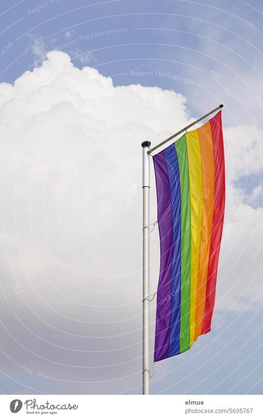 R wie ... Regenbogenfahne - an einem Fahnenmast Regenbogenfarben Regenbogenflagge bunt Toleranzsymbol Gleichstellung Liebe Diversität sexuelle Orientierung LGBT