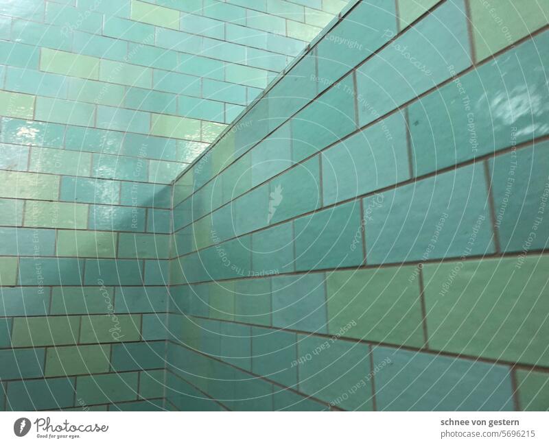 1929 - U-Bahn. kacheln blau grau grün Farbfoto Menschenleer Fliesen u. Kacheln Außenaufnahme Mauer Architektur Gebäude Mosaik Strukturen & Formen abstrakt