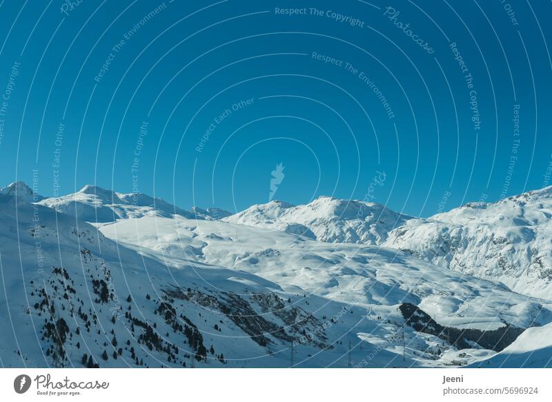 Wunderschöne Winterwelt Winterurlaub Schnee kalt weiß blau Himmel Schönes Wetter Sonnenschein Berge u. Gebirge Alpen Schweiz Skigebiet Schneebedeckte Gipfel