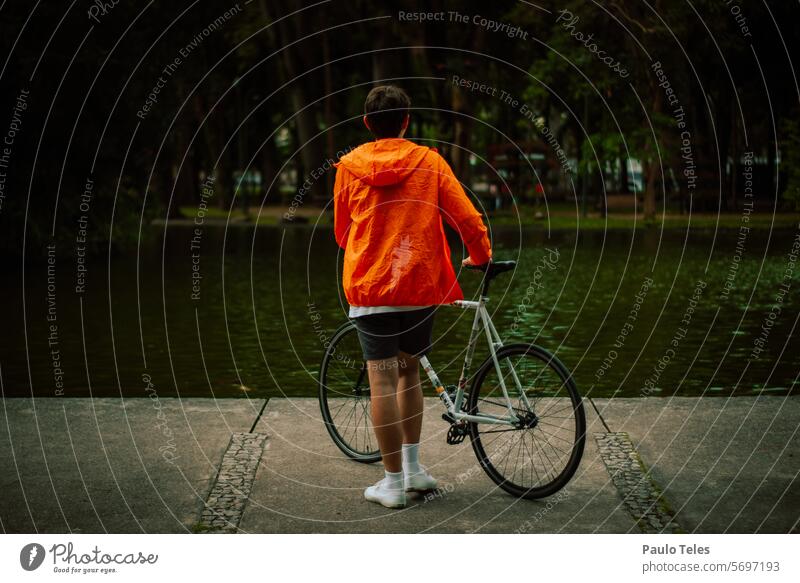 Biker im Park Fahrrad Menschen Straße Straßenfotografie