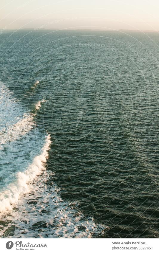 Wellen mit Sonnenstrahlen Meer Meereslandschaft Wellengang Schifffahrt Sonnenlicht Sonnenschein Natur Kreuzfahrtschiff Landschaft Himmel