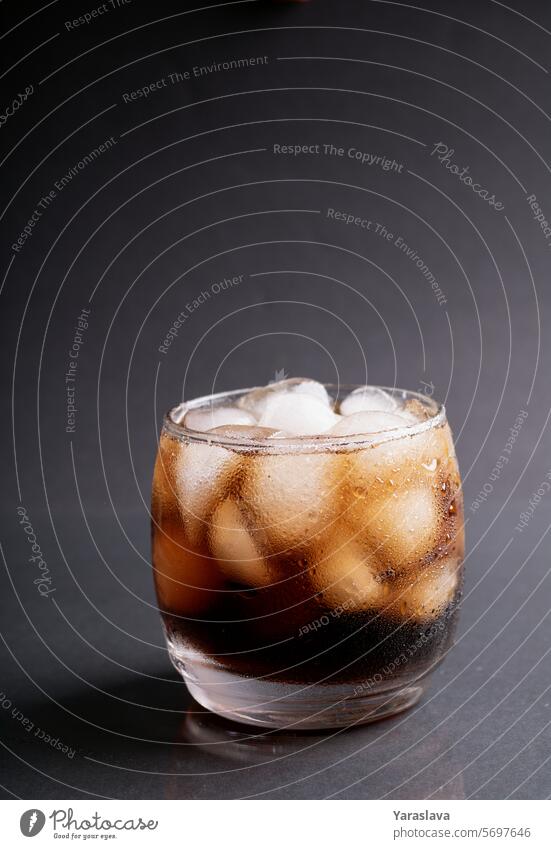 Cocktail, Soda, Getränk, Tropfen, Erfrischung, Tröpfchen, Flüssigkeit, vertikal, Eis, kühl, Glas, nass, kalt, Blase, Fotografie, Getränk, Bar trinken liquide