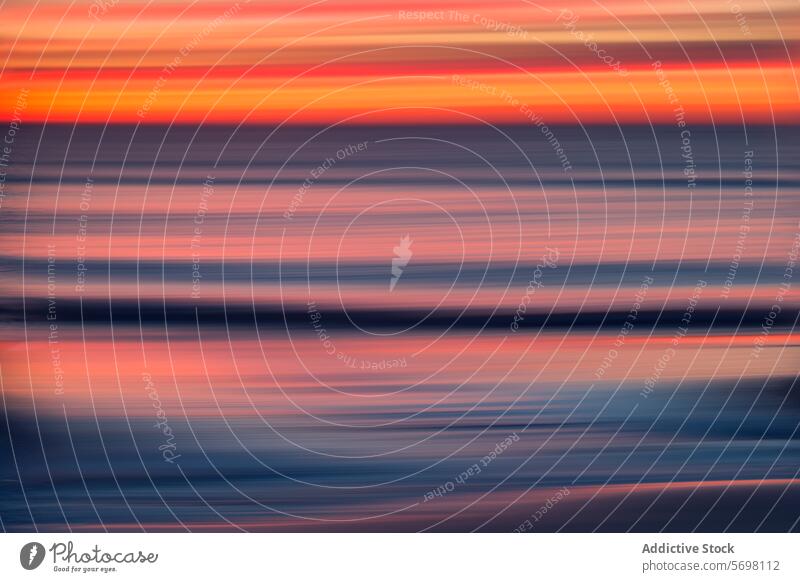 Abstrakte Bewegungsunschärfe eines leuchtenden Sonnenuntergangs mit roten und blauen Streifen über dem Mittelmeer abstrakt pulsierend mediterran MEER streifen