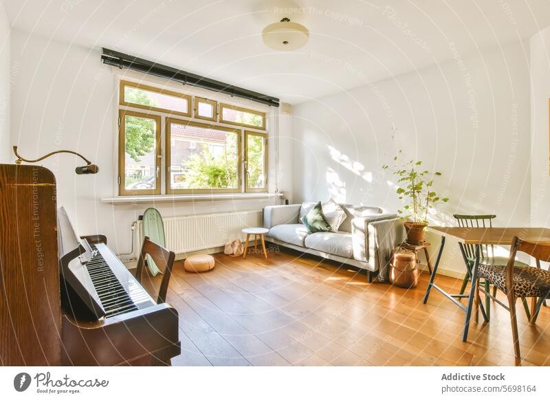 Helles und gemütliches Wohnzimmer mit natürlichem Licht Sofa hölzern speisend Klavier Fenster Wärme Komfort Haus Innenbereich Design heimwärts Möbel Dekor hell