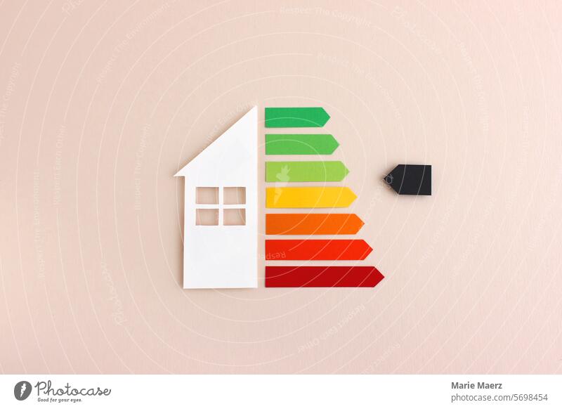 Haus-Symbol mit Energieklassen Pfeilen Erneuerbare Energie ökologisch Energiewirtschaft Wohnhaus nachhaltig Energiekrise Energie sparen Klima Energieeffizienz