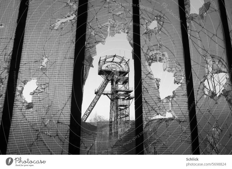 Förderturm Grube Simon Forbach Blick durch zerstörtes Fenster mit Drahtglas Bergbau Drahglas Schwarzweißfoto Puit Simon Kohlebergwerk Außenaufnahme Kohlebergbau