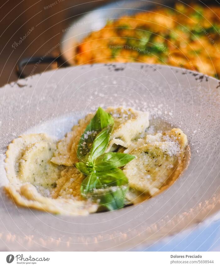 Frisches und hausgemachtes Pastagericht nach italienischer Art mediterran Tomatensauce Teller Käse Petersilie frisch Hintergrund Italienisch Gnocchi Spätzle