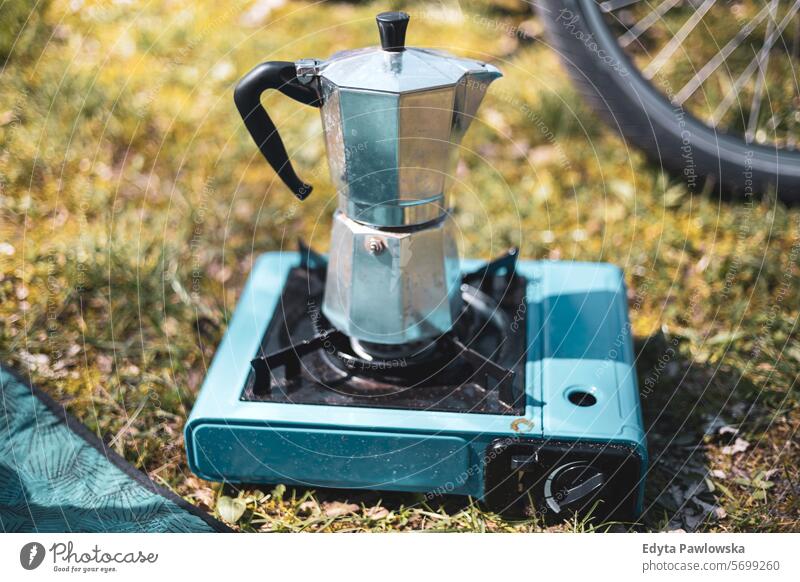 Espresso-Kaffee mit Camping-Gas zubereiten Campingkocher Nahaufnahme Essen zubereiten Tag trinken Lebensstile Natur nichturban im Freien reales Leben