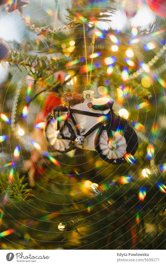 Fahrrad Ornament am Weihnachtsbaum hängend mehrfarbig Weihnachten dekorierend Nahaufnahme Weihnachtsschmuck Dekoration & Verzierung Tanne