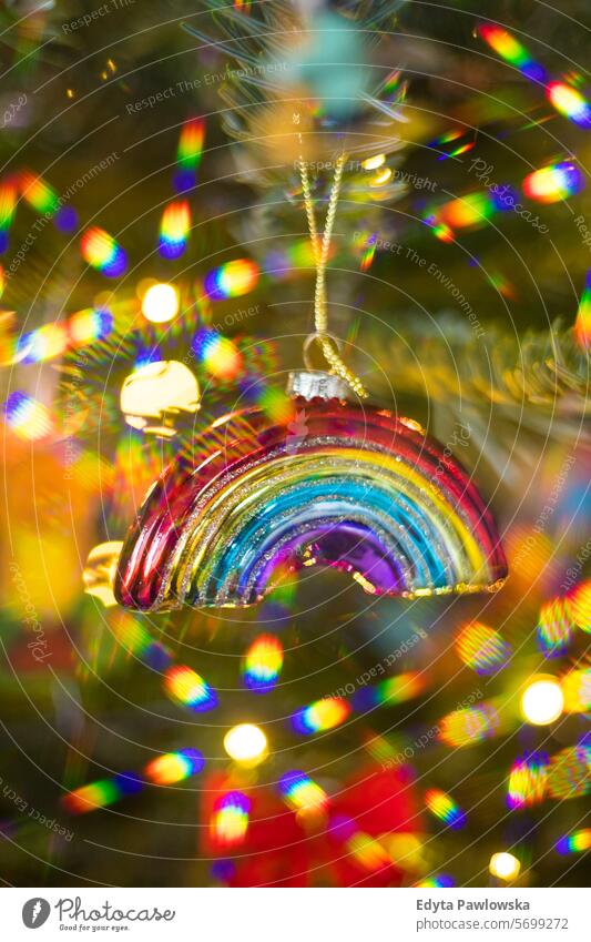 Regenbogen Ornament auf einem Weihnachtsbaum hängend mehrfarbig Stolz lgbt Regenbogenflagge Fahrrad Weihnachten dekorierend Nahaufnahme Weihnachtsschmuck