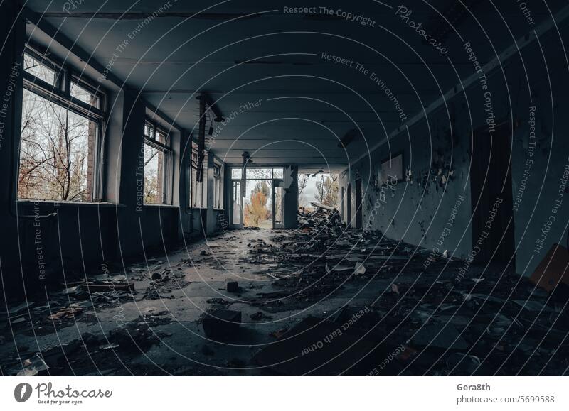 im Inneren einer zerstörten Schule in der Ukraine donezk Kherson kyiv Lugansk mariupol Russland Saporoschje aussetzen Verlassen attackieren avdeevka avdiivka