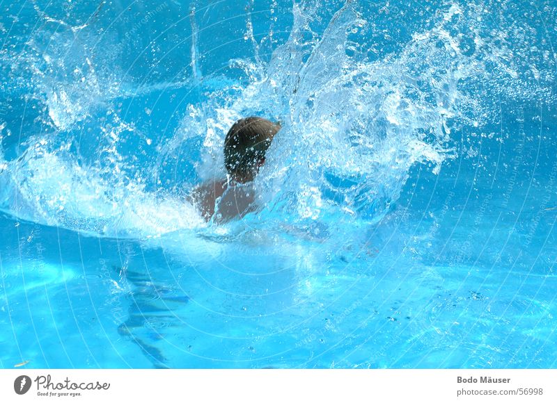 Sprung ins Wasser Schwimmbad springen Erfrischung spritzen Freizeit & Hobby Wellen blau splash Schwimmen & Baden