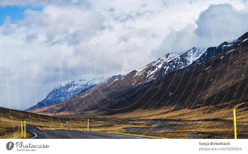 Zum Horizont - immer Richtung Norden n1 Ringstrasse Island isländisch Landschaft Natur Berge u. Gebirge Außenaufnahme Felsen Ferien & Urlaub & Reisen Wolken