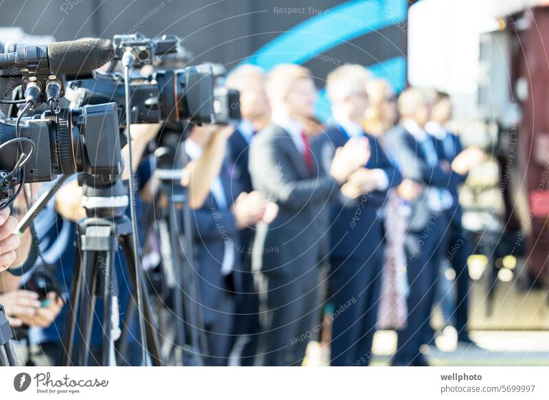 Filmen von Medien-, Werbe- oder politischen Veranstaltungen mit einer Videokamera. Konzept der Öffentlichkeitsarbeit. pr Nachrichten Medienereignis Dreharbeit