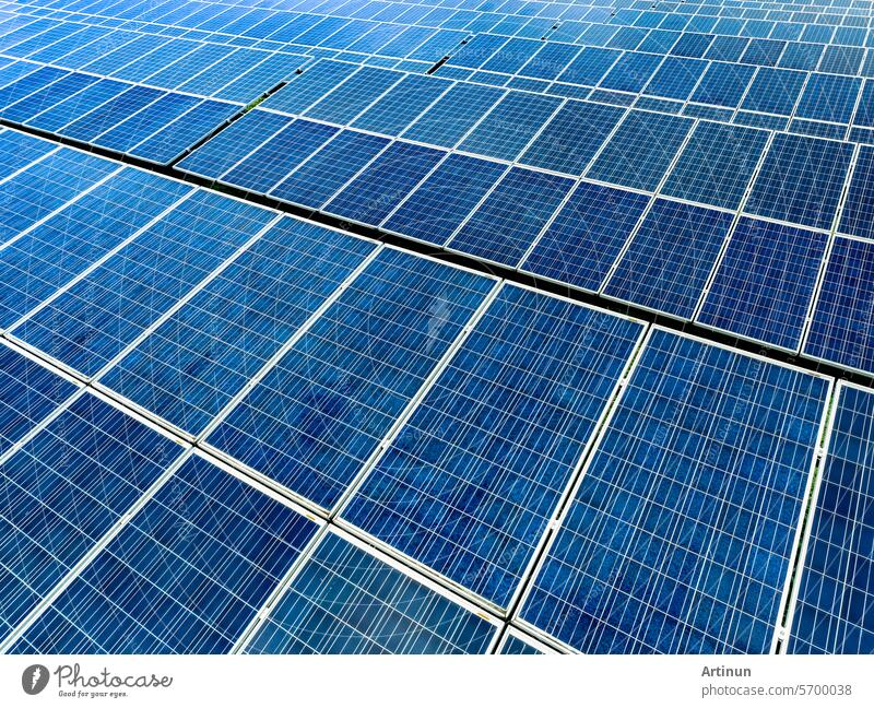 Luftaufnahme eines Solarparks. Erneuerbare Energie für eine nachhaltige Zukunft. Nachhaltige Energie-Innovation. Solarenergie. Saubere Energie. Grüne Technologie.  Elektrizitätserzeugung. Fotovoltaik-Kraftwerk.