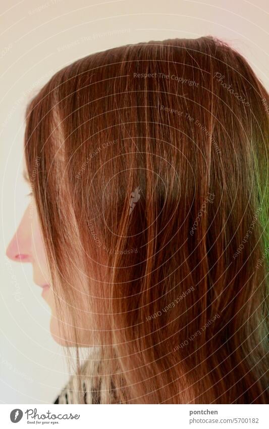 von haaren bedecktes Gesicht einer Frau im Profil. frau gesicht profil verdeckt brünett licht geheim lichtschimmer grünes licht Haare & Frisuren Porträt Kopf