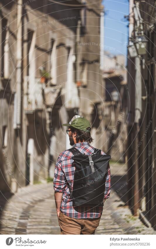 Rückansicht eines Mannes bei der Erkundung der italienischen Stadt Erice laufen im Freien Menschen aktiv eine Person reisen Sizilien Italien