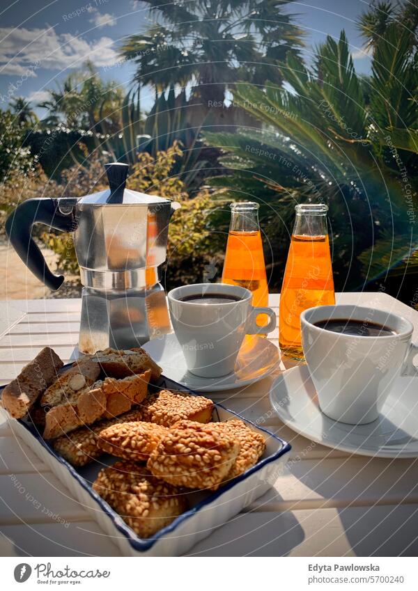 Italienisches Gebäck, Kaffee und Süßgetränke sonnig Sonnenlicht Sizilien Tag trinken Lebensstile Natur im Freien Terrasse patio Espresso Kaffeemaschine