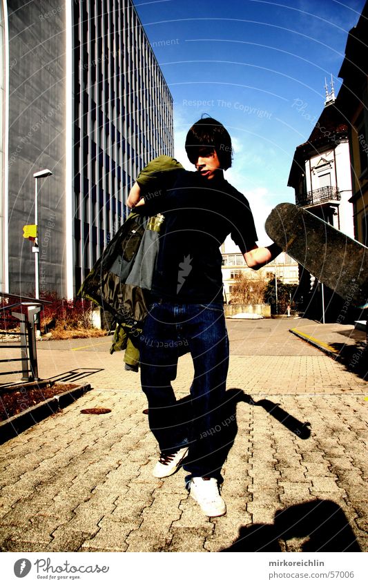 Skaterboy III Skateboarding Stil Etnies retro springen Mann Luft Coolness ollie air blau Himmel