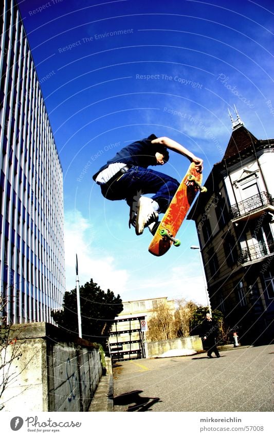 Skaterboy IV Skateboarding Stil Etnies retro springen Mann Luft Coolness ollie blau Himmel Air Trick Jump