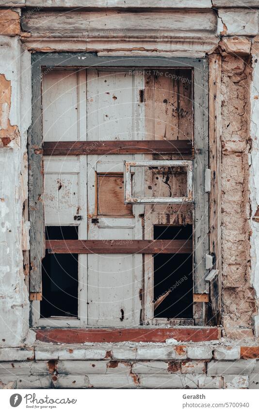 leere Fenster eines beschädigten Hauses in der Ukraine donezk Kherson kyiv Lugansk mariupol Russland Saporoschje aussetzen Verlassen attackieren avdeevka