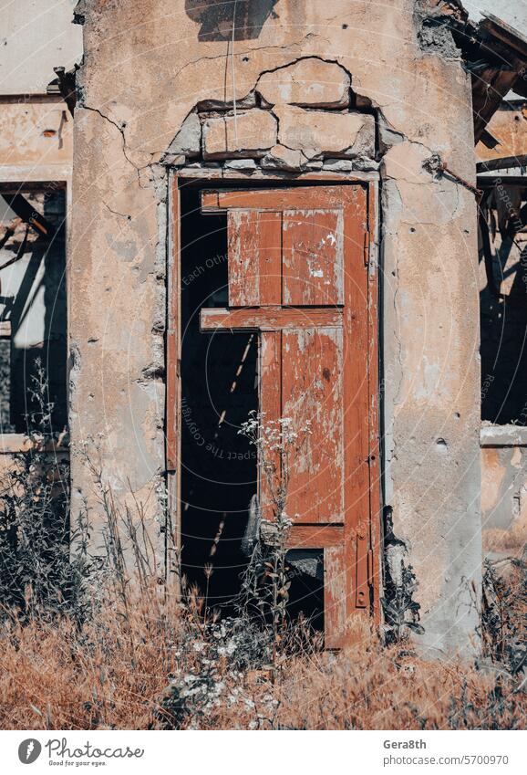 alte kaputte Holztür eines zerstörten Hauses in der Ukraine Zugang Architektur Hintergrund braun Gebäude vergraben Großstadt schließen Farbe Konflikt Design