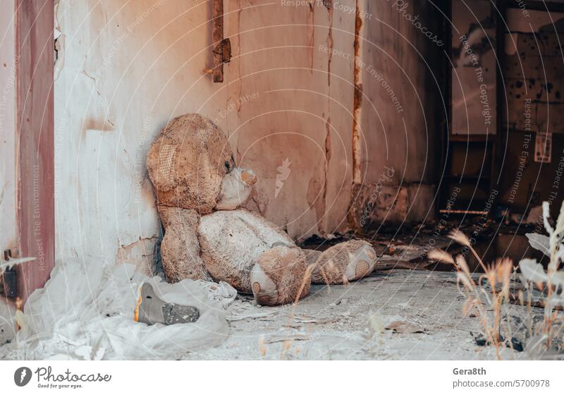 Plüschtier eines Bärenkindes an der Wand eines zerstörten Hauses in der Ukraine donezk Kherson kyiv Lugansk mariupol Russland Saporoschje aussetzen gesprengt