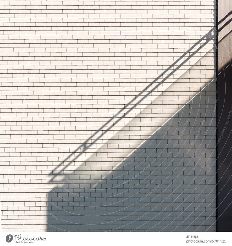 Balkon Frühling Sommer Schatten Mauer Schattenwurf langer Schatten Geländer weiß Schönes Wetter Licht & Schatten Fassade außergewöhnlich schräg wohnen