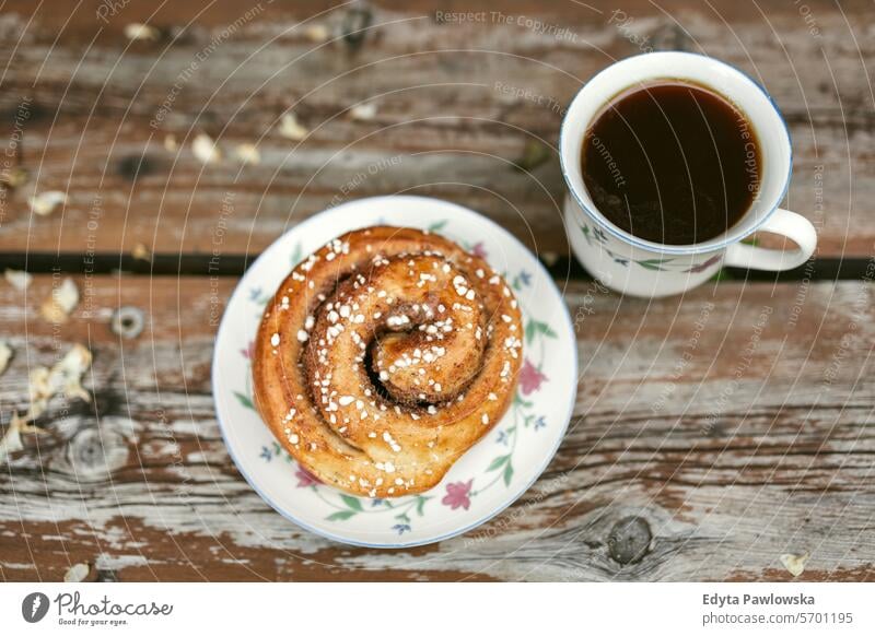 Tasse Kaffee und Teller mit Zimtbrötchen Bäckerei Frühstück braun Brötchen Zimtschnecke Nahaufnahme lecker Dessert trinken Lebensmittel süß fika frisch