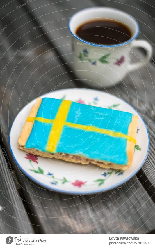 Tasse Kaffee und Kuchen mit schwedischer Flagge Schwedische Flagge Fahne schwedische Kultur Bäckerei Frühstück Nahaufnahme lecker Dessert trinken Lebensmittel