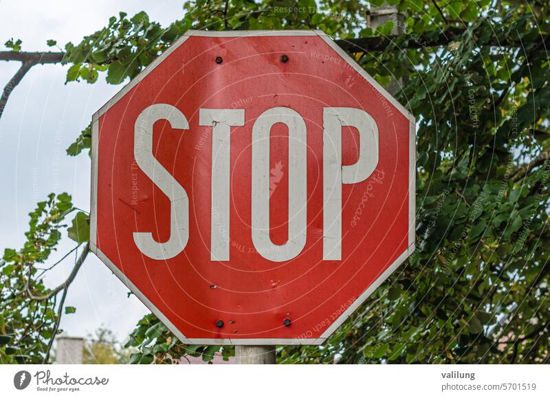 Stopp-Verkehrszeichen Aufmerksamkeit Hintergrund Kontrolle Gefahr verboten im Freien Beitrag rot Straße Straßenrand Sicherheit Zeichen Hinweisschild
