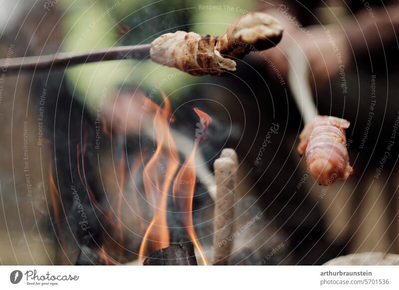 Grillen von Wurst und Brot über Lagerfeuer im Steinkreis in der Natur Lagerfeuerstimmung Steine Wiese Naturerlebnis Naturliebe Feuer Feuerstelle brennen